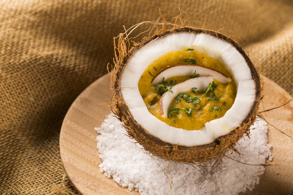 Detalhe de uma sopa de sururu dentro de um coco