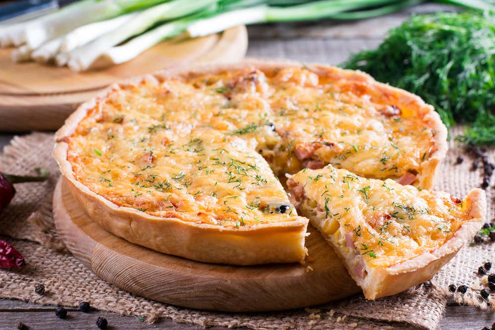 Quiche Lorraine, tradicional torta salgada francesa preparada com ovos, creme de leite e bacon