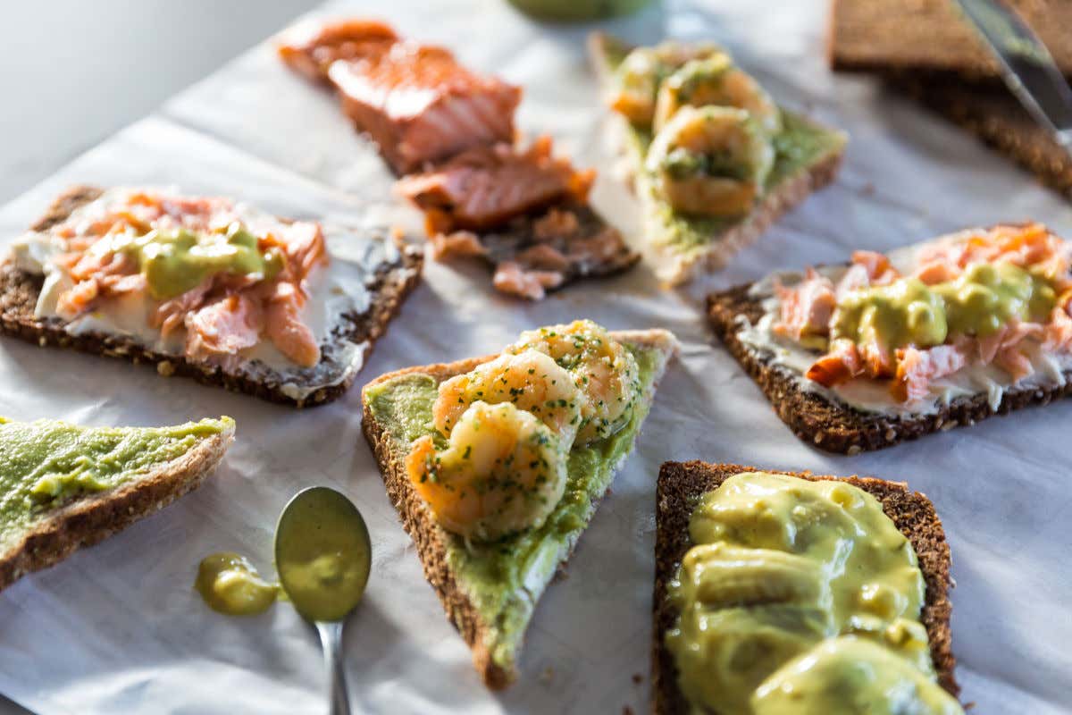 Smørrebrød, una de las comidas típicas de Dinamarca, que consiste en varias tostadas con diferentes ingredientes como gambas, aguacate o pescado