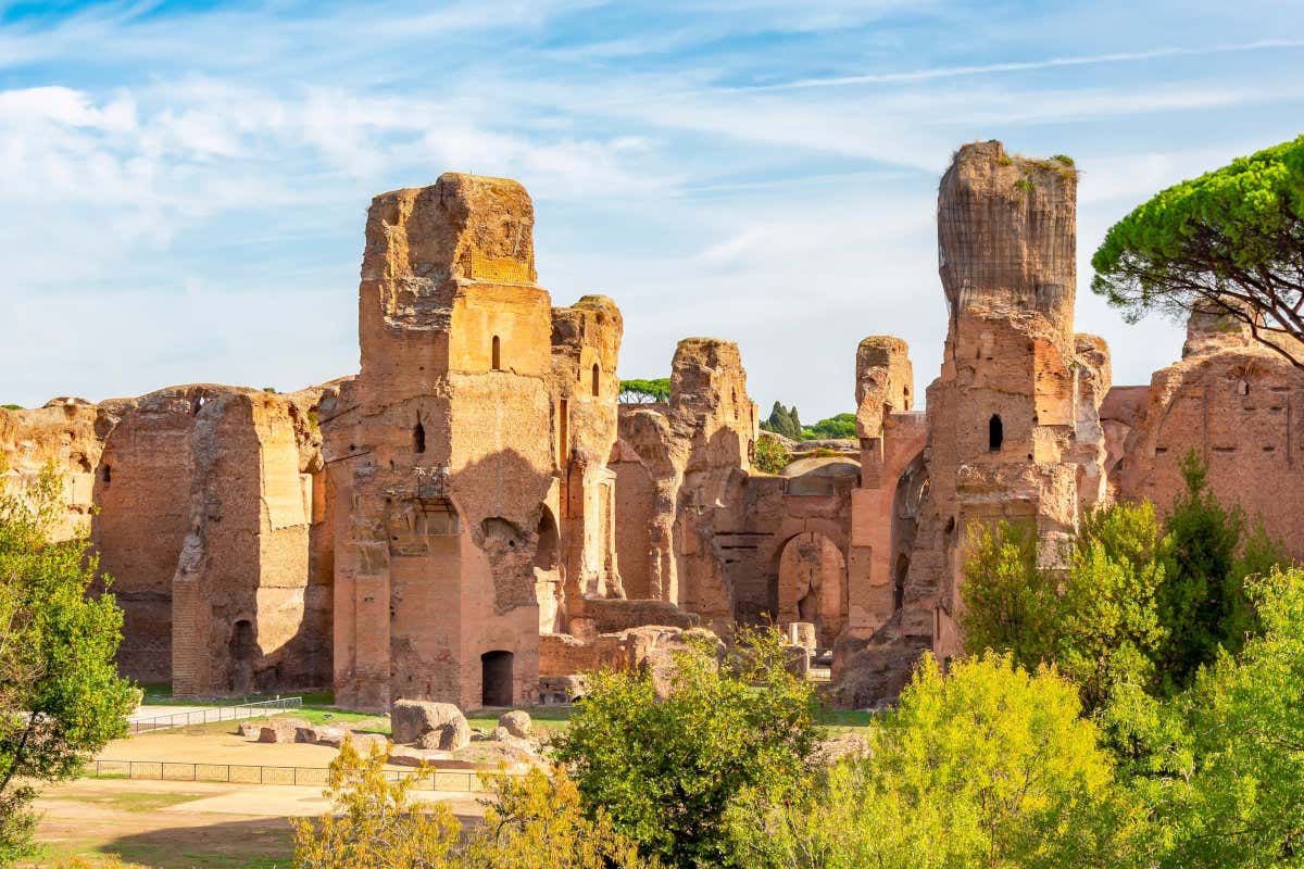 Edificios en ruinas de las antiguas termas de Caracalla en Roma