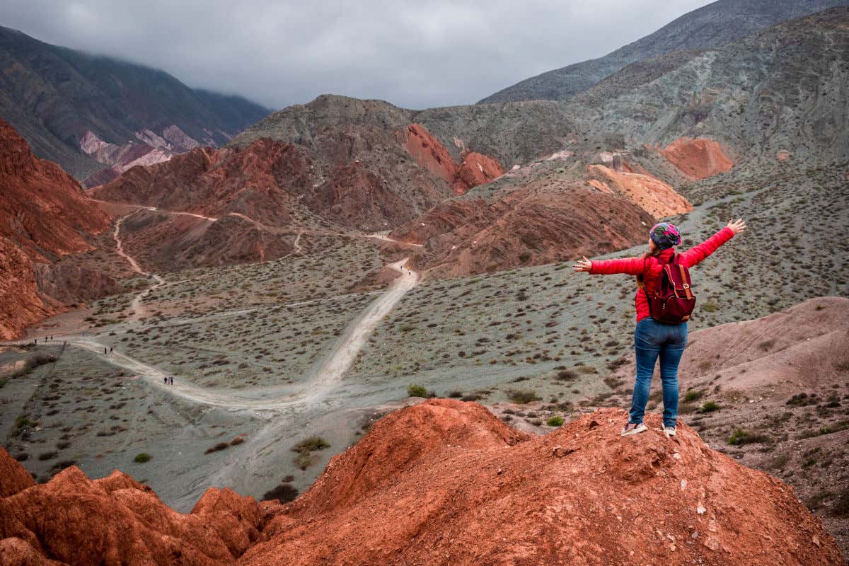 Una mujer haciendo trekking en una sierra de Argentina