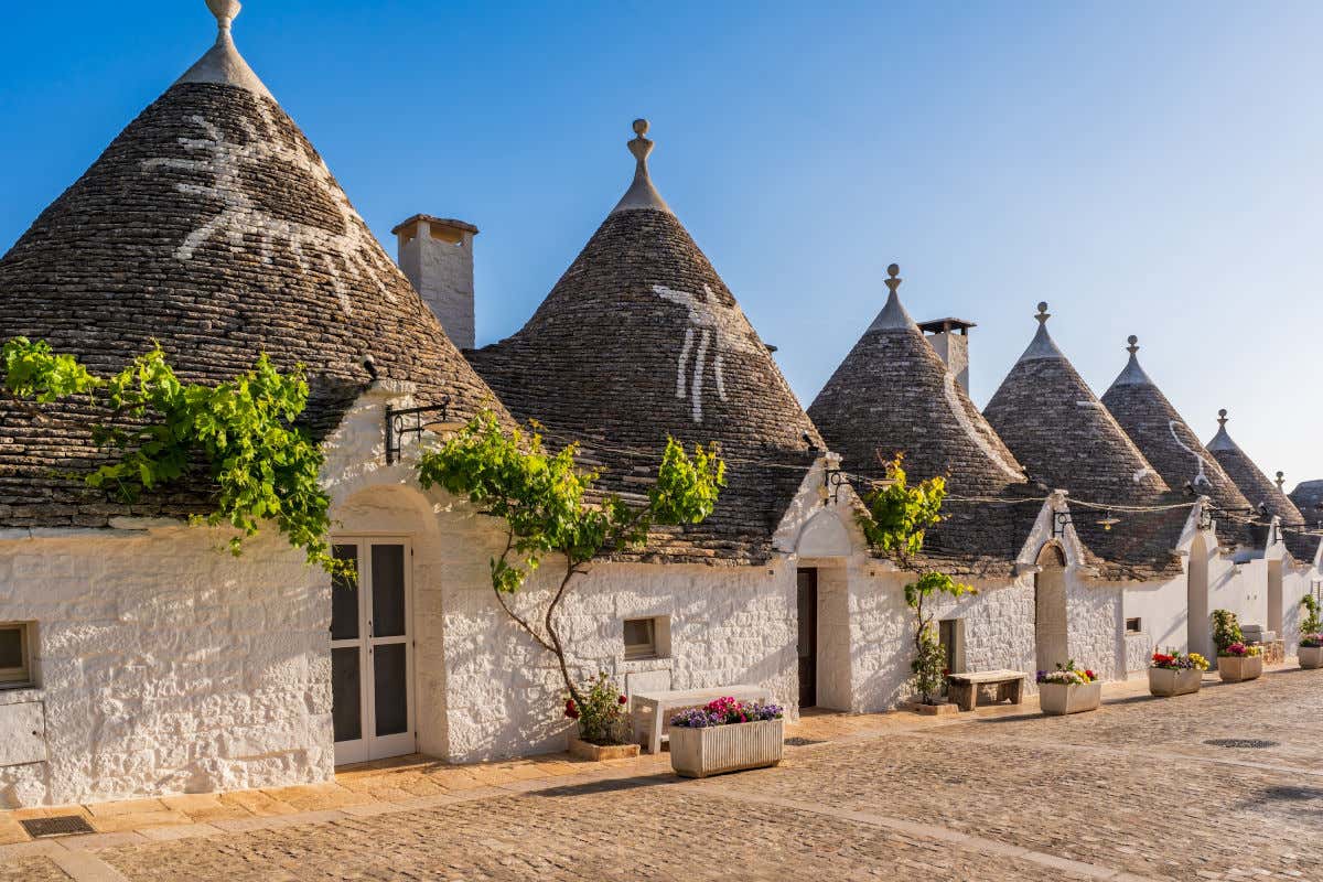 Alberobello, uno de los pueblos más bonitos de Italia, con sus características casas blancas con tejados cónicos