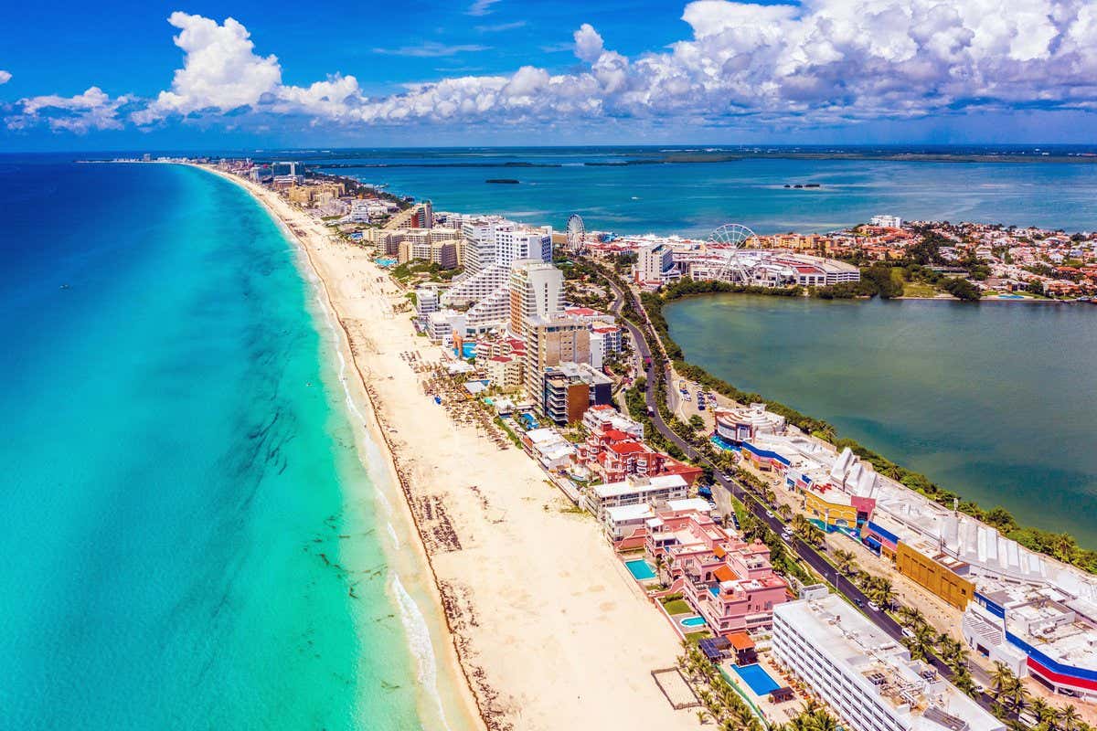 Vista aérea de la Zona Hotelera de Cancún con la noria de La Isla y la laguna Nichupté