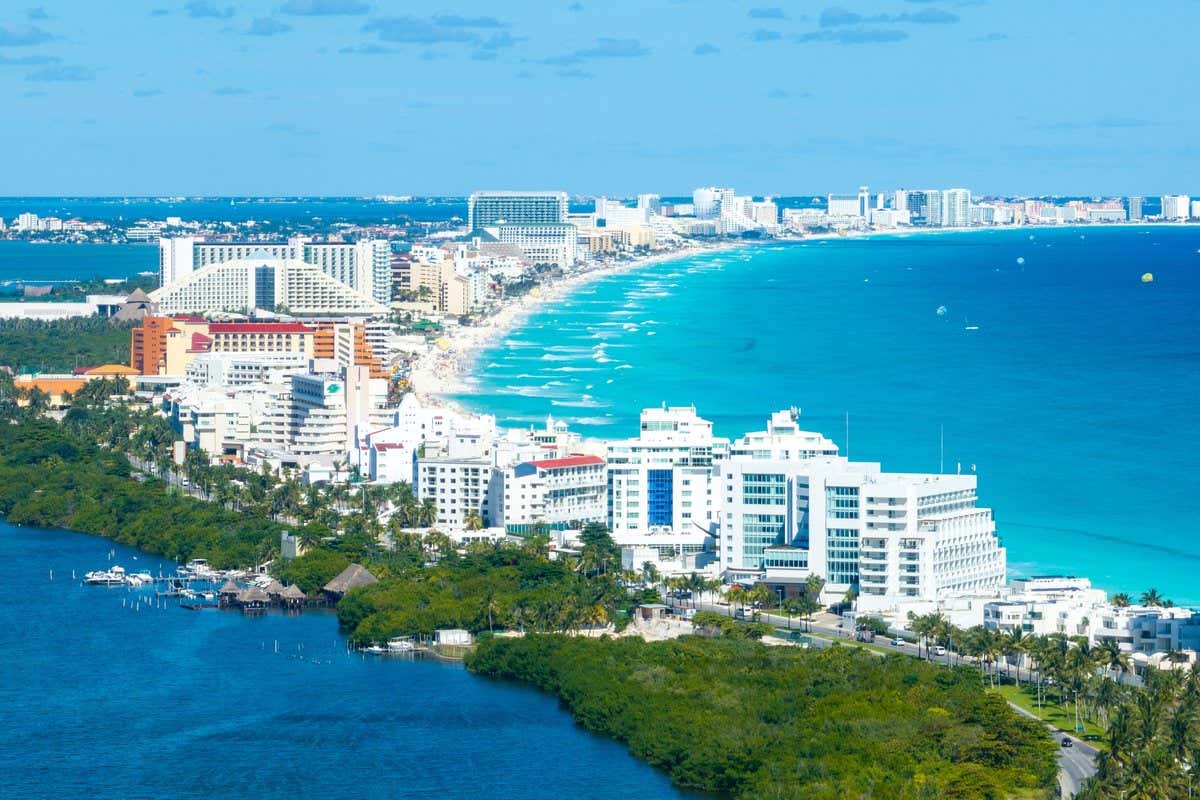 Vista aérea de la Zona Hotelera de Cancún con hoteles frente al mar turquesa y la laguna