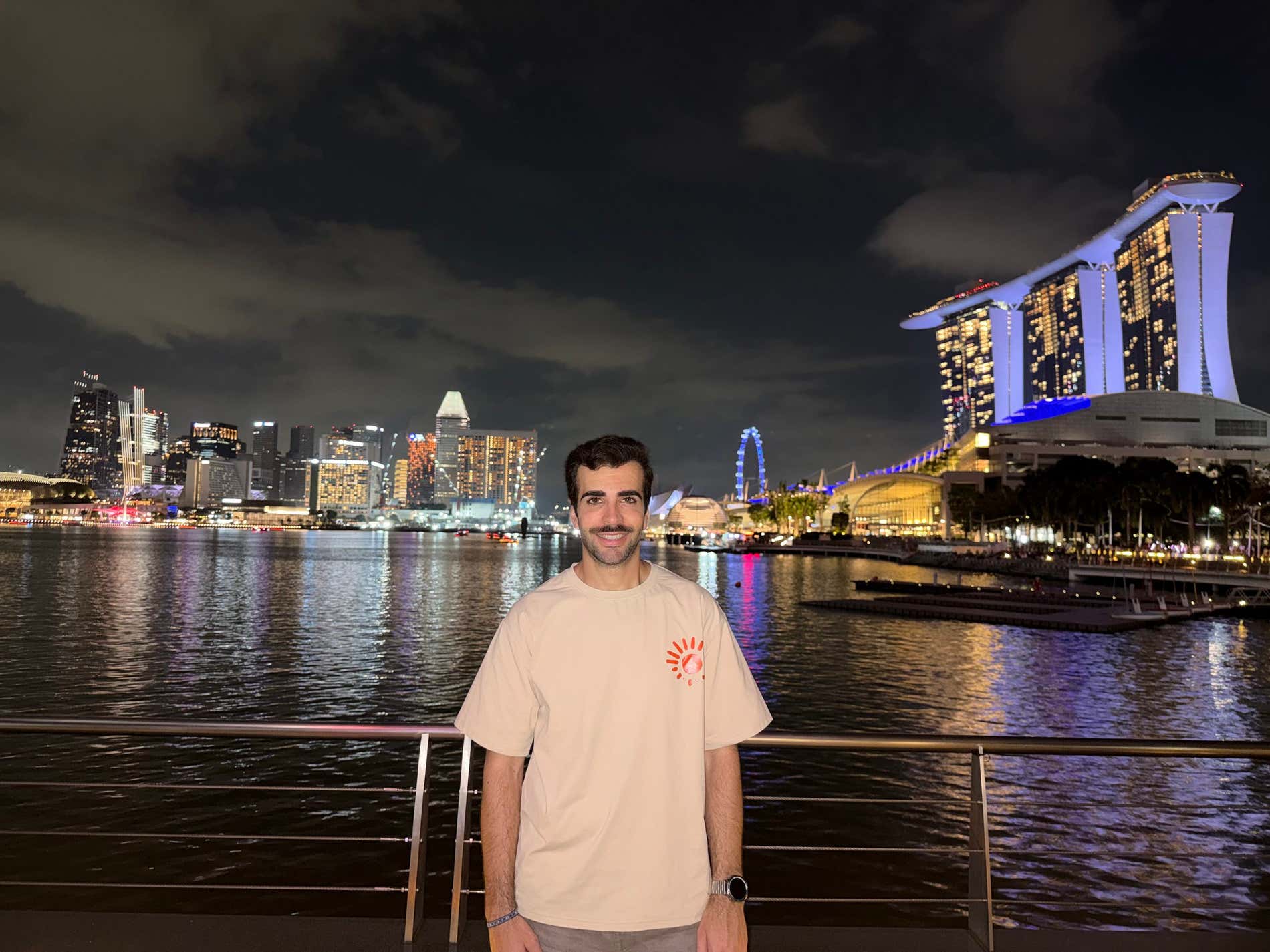 Josemi disfrutando de las vistas del skyline de Marina Bay en Singapur