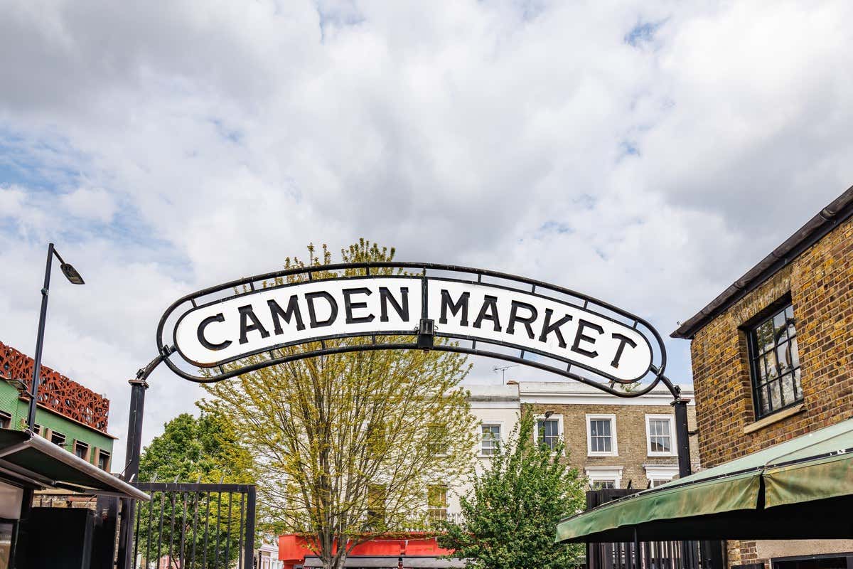Placa no arco de entrada do Camden Market, em Londres