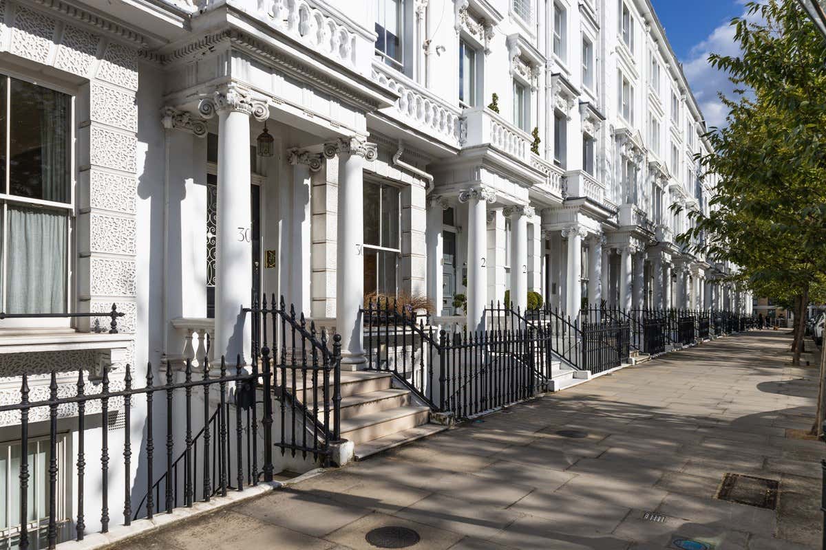 Fachadas brancas em estilo vitoriano com colunas em uma rua residencial de Belgravia, em Londres