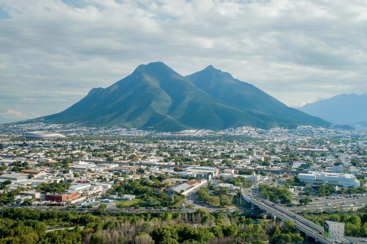 Vista aérea de Monterrey con el Cerro de la Silla dominando el horizonte