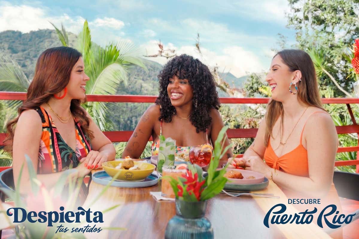 Tres amigas disfrutando de una comida en Puerto Rico