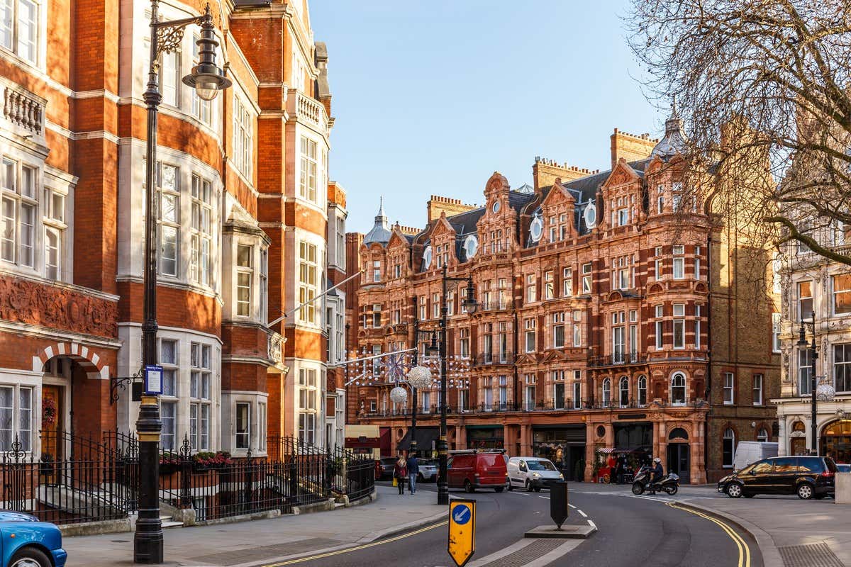 Prédios de tijolos vermelhos em estilo vitoriano na rua de Mayfair