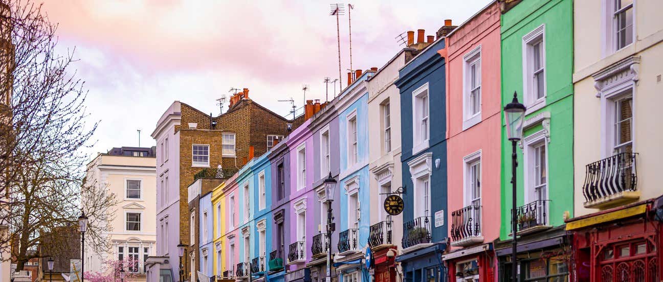 Fileira de casas com fachadas coloridas em uma rua de Notting Hill, em Londres