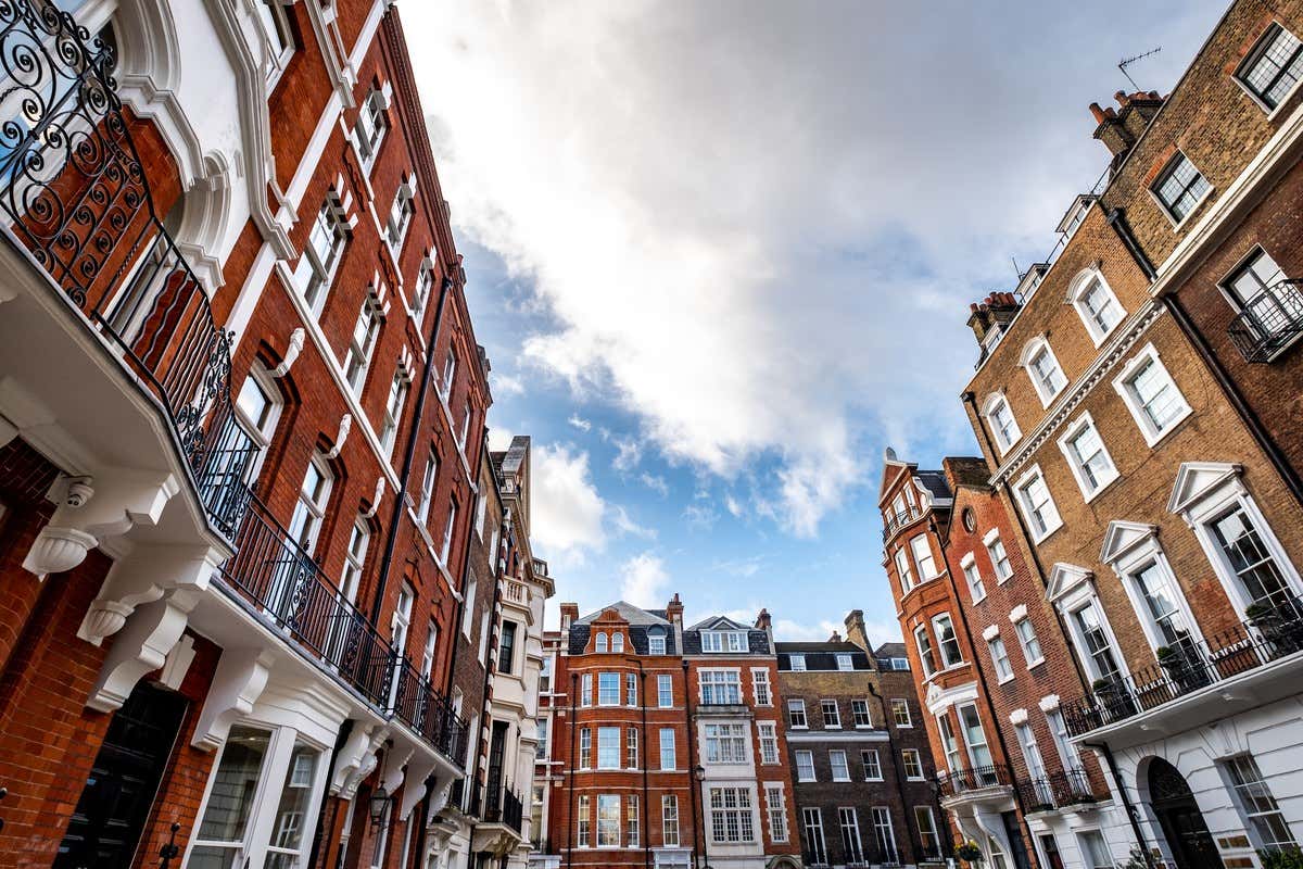 Fachadas de ladrillo rojo vistas en perspectiva ascendente en calle de Marylebone