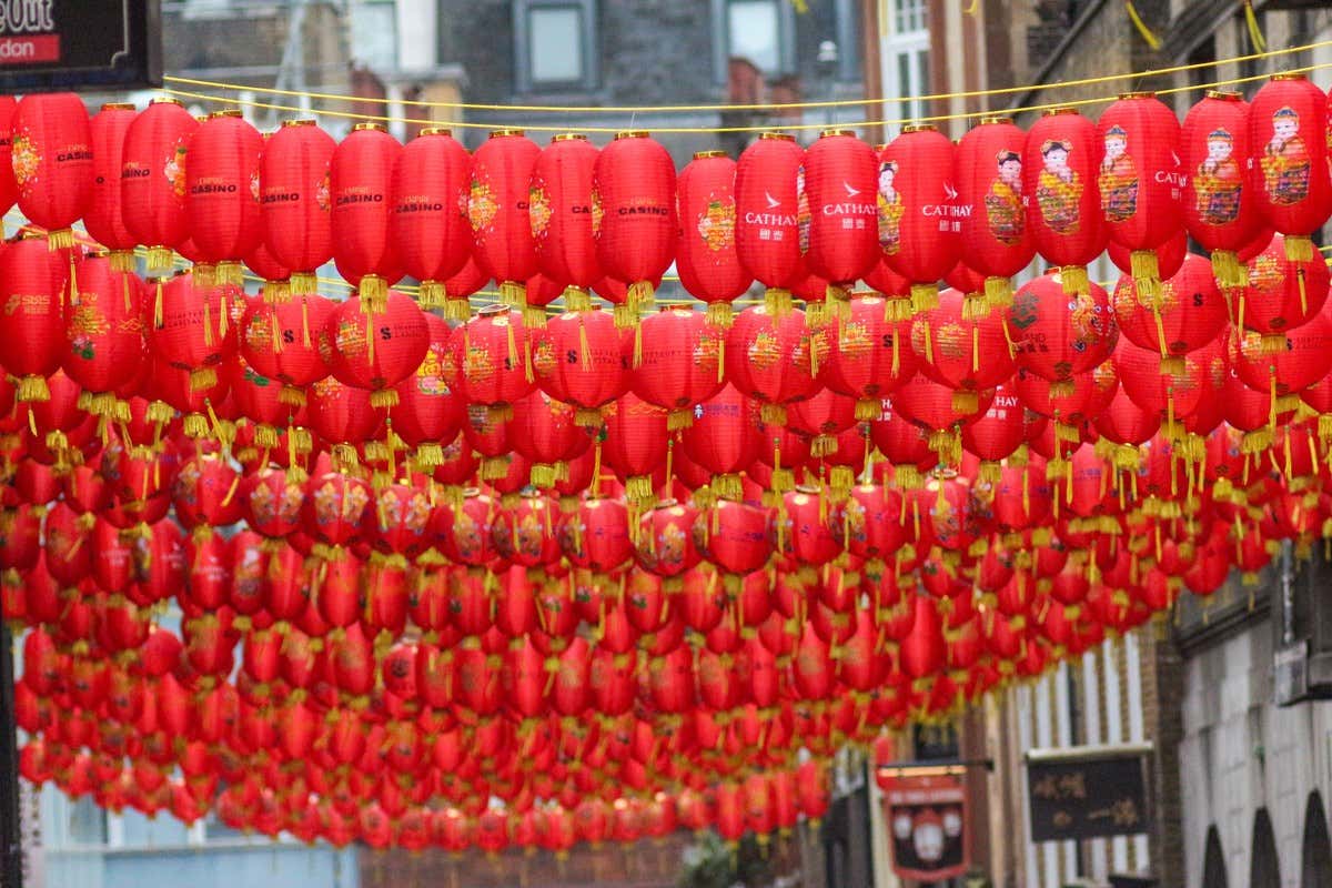 Fileiras de lanterninhas vermelhas chinesas penduradas em uma rua de Chinatown, em Londres