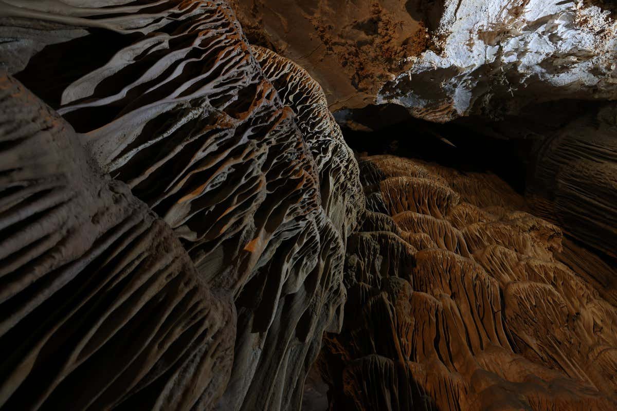 Formaciones de estalactitas y estalagmitas en el interior de las Grutas de García