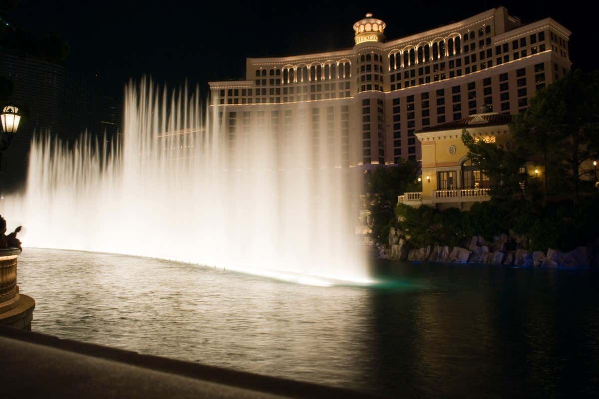 Show das fontes do hotel Bellagio iluminado à noite em Las Vegas