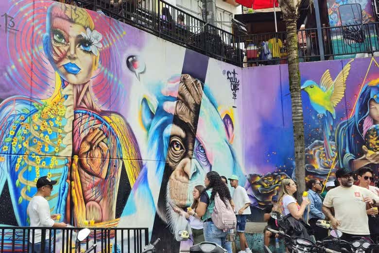 Mural colorido de la Comuna 13, en Medellín