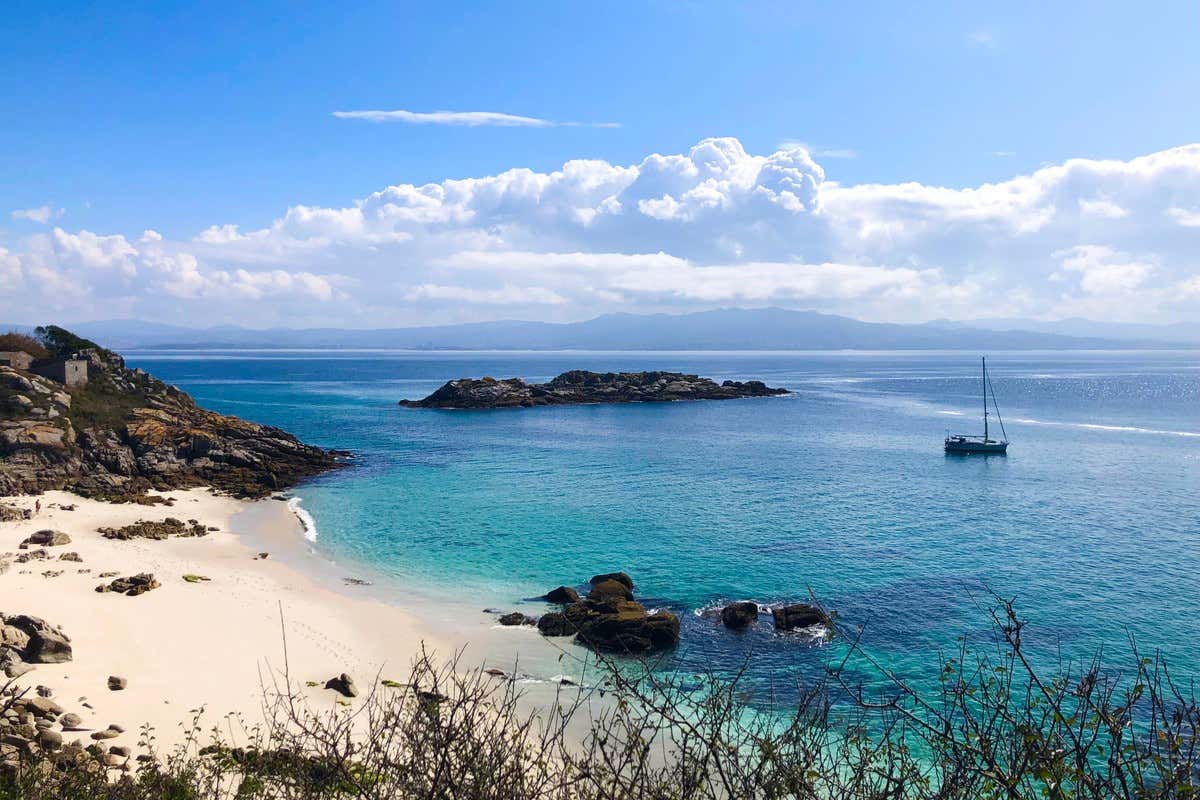 Excursionista contemplando las Islas Cíes desde un mirador rocoso