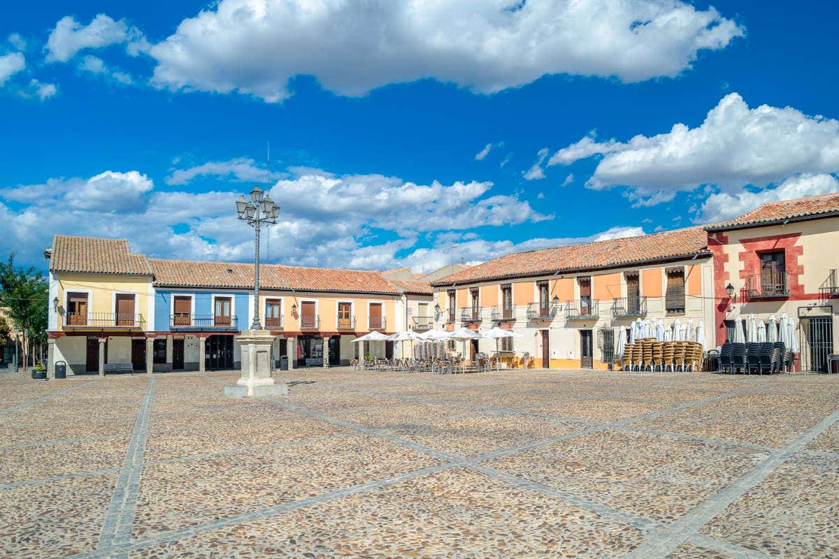 Plaza princiapl de Navalcarnero con edificios antiguos de colores y suelo empedrado