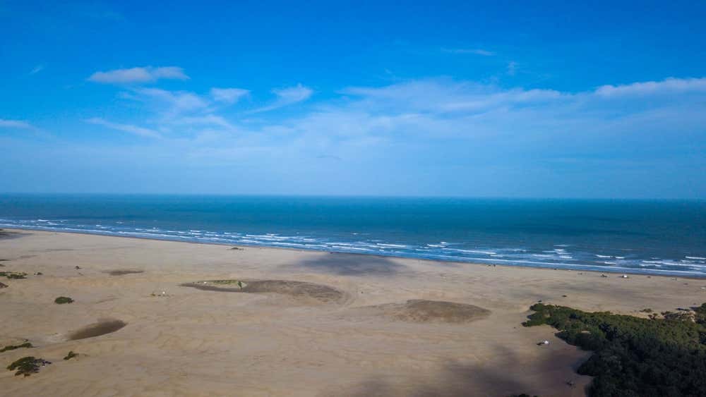 Praia de Pinamar, na província de Buenos Aires, Argentina, com águas azuis e céu límpido