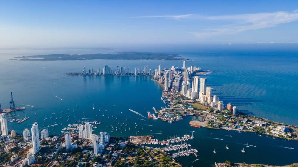 Vista aérea de Cartagena das Índias, na Colômbia, mostrando os edifícios altos e a área urbana que se estende ao longo da costa do mar do Caribe