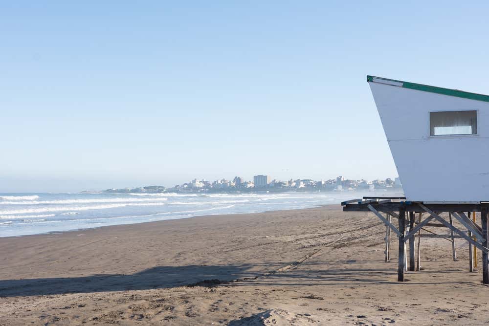 Posto de salva-vidas na Playa Grande, em Mar del Plata, na província de Buenos Aires, Argentina