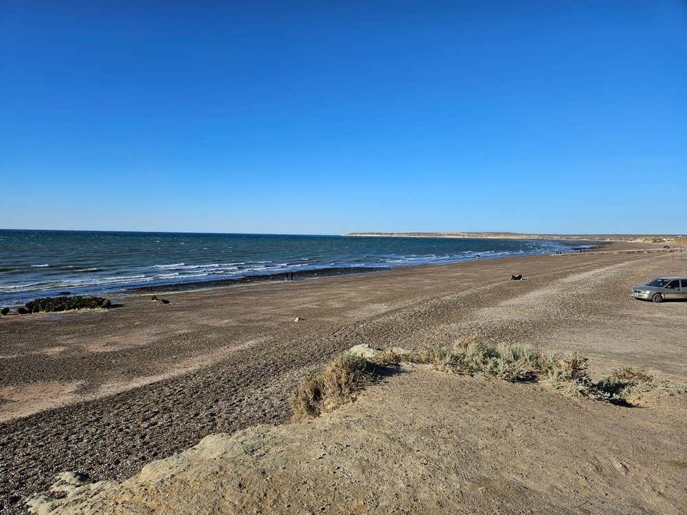 Praia Paraná, em Puerto Madryn, na província de Chubut, Argentina, com águas azuis e uma paisagem costeira marcada pela tranquilidade e pela beleza natural