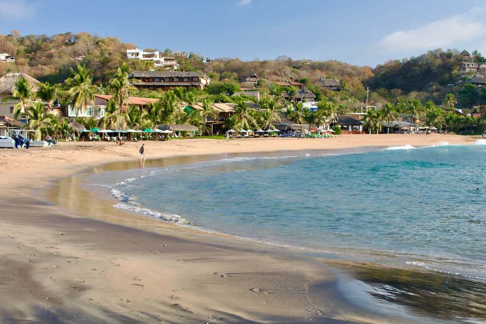 San Agustinillo en un día despejado con árboles al fondo