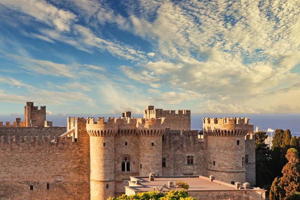 Palácio do Grão-Mestre dos Cavaleiro de Rodes, castelo medieval localizado na Cidade Velha de Rodes, na Grécia
