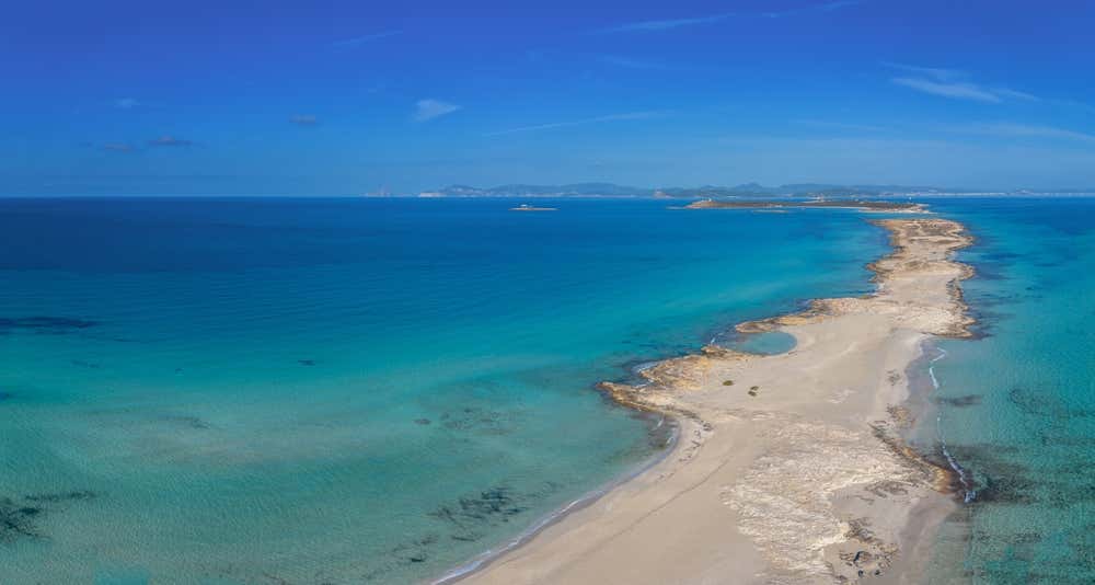 Vista aérea da praia de Ses Illetes e do istmo no norte de Formentera