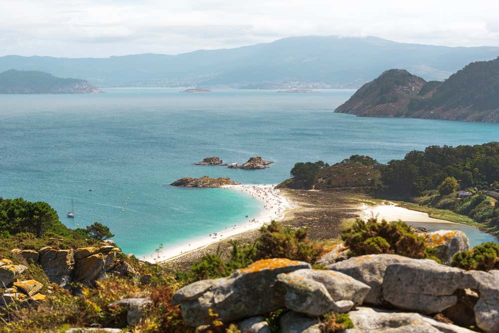 Praia de Rodas, nas Ilhas Cíes, na Galícia, Espanha, considerada uma das praias mais emblemáticas do arquipélago
