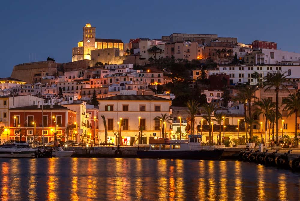 Vista noturna do centro histórico de Ibiza e do porto, na ilha de Ibiza, nas Ilhas Baleares, Espanha