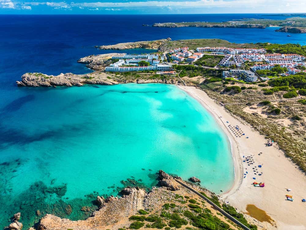 Vista aérea da praia de Arenal de Son Saura, em um dia ensolarado de verão, na ilha de Menorca, Espanha