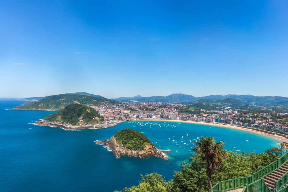 Vista aérea da praia de La Concha, em San Sebastián, na Espanha
