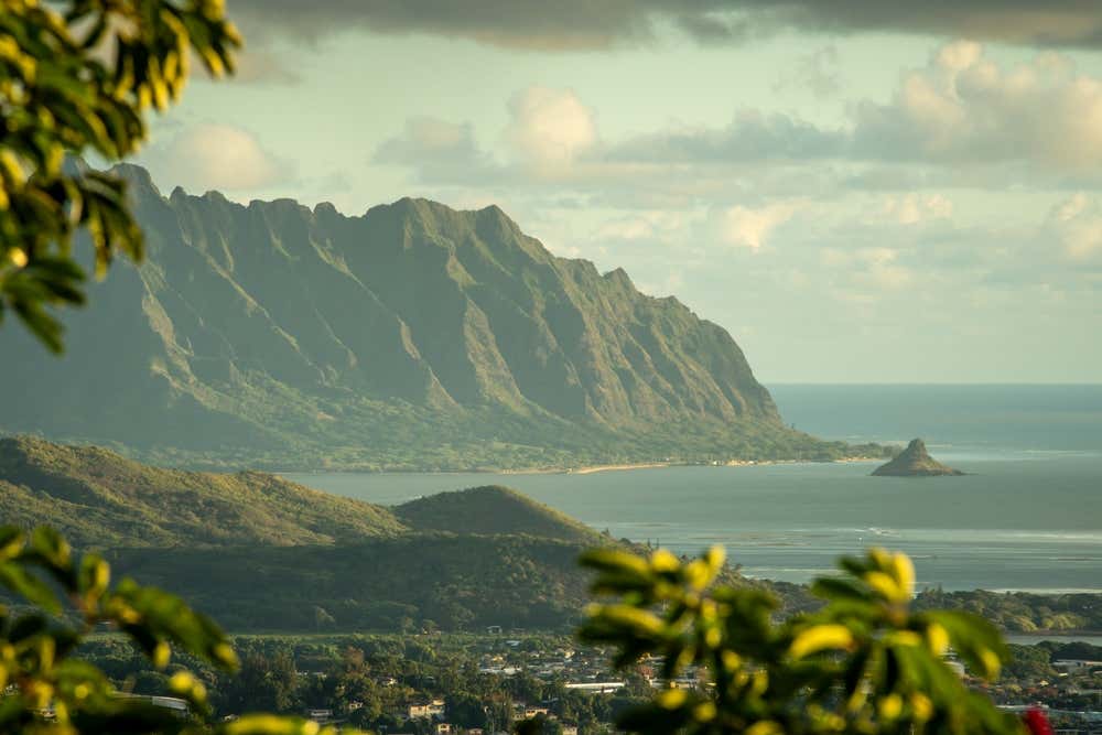 Vista panorâmica da cordilheira Koʻolau, na ilha de Oahu, no Havaí, marcada por montanhas de encostas verdes e uma paisagem natural exuberante