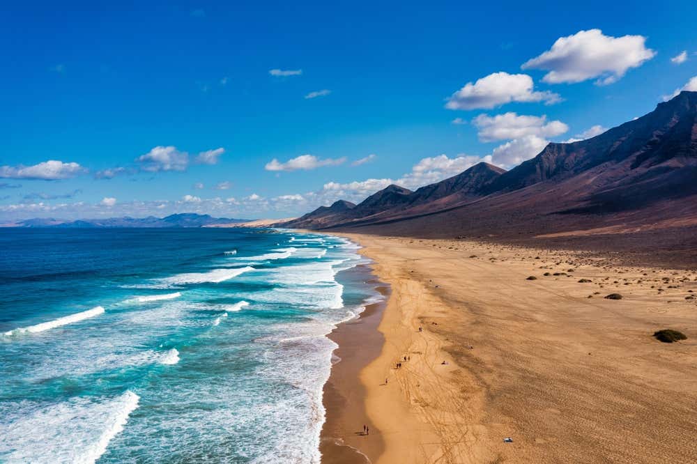 Praia de Cofete, em Fuerteventura, nas Ilhas Canárias, com paisagem vulcânica e vista para o Oceano Atlântico