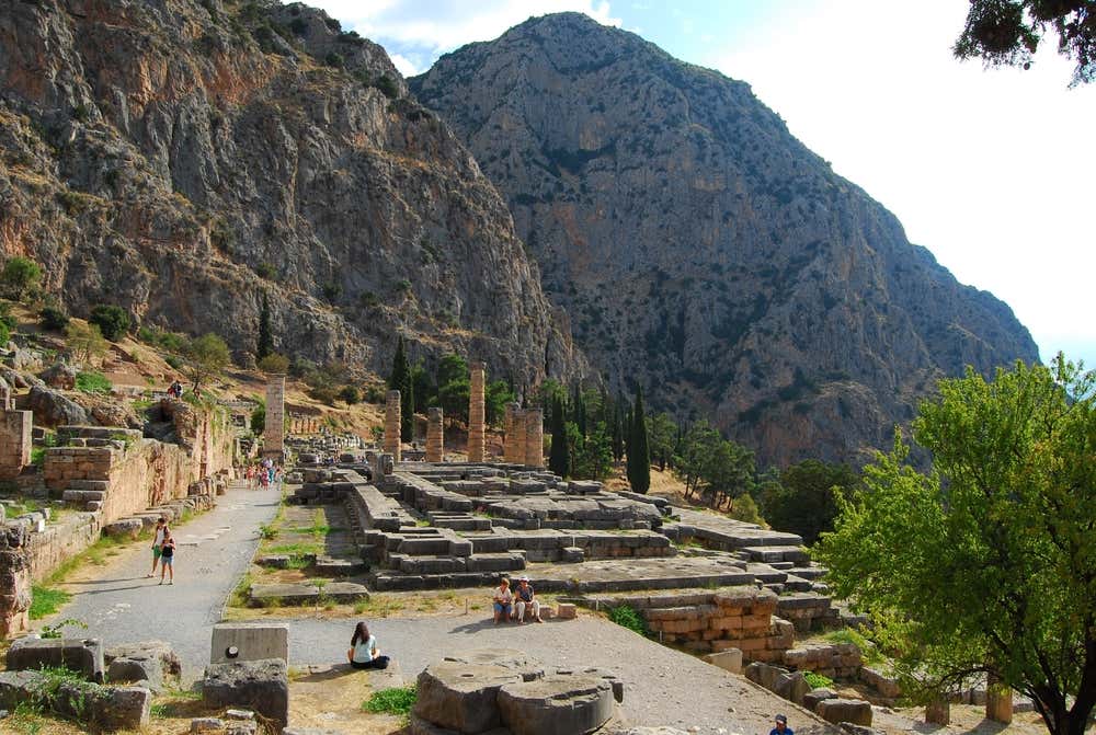 Delfos, na Grécia, com ruínas antigas, paisagens impressionantes e monumentos históricos, como o Templo de Apolo, o Teatro de Delfos e o Tholos de Delfos