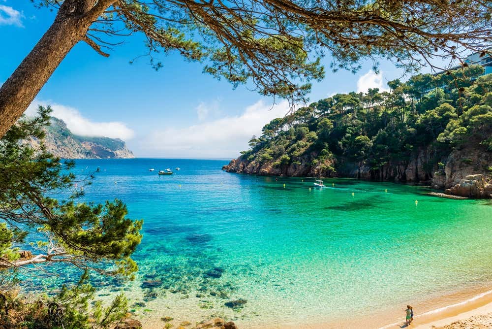 Cala de Aiguablava, em Begur, na Catalunha, Espanha, conhecida por suas águas cristalinas e paisagem mediterrânea