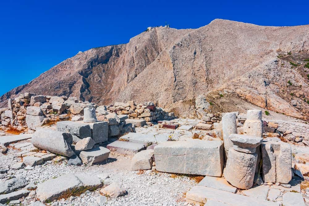 Ruínas de Akrotiri, em Santorini, Grécia, com frescos minoicos, paredes e artefatos de um antigo assentamento da Idade do Bronze