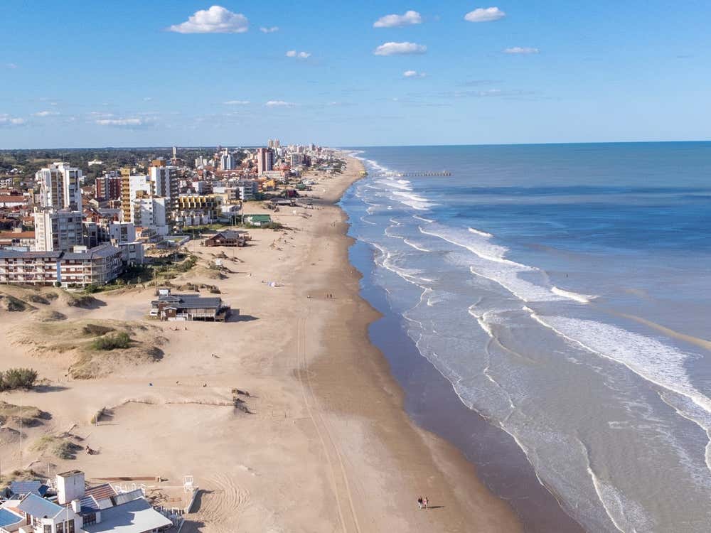 Praia de Villa Gesell, na província de Buenos Aires, Argentina, com sua extensa faixa de areia voltada para o Oceano Atlântico