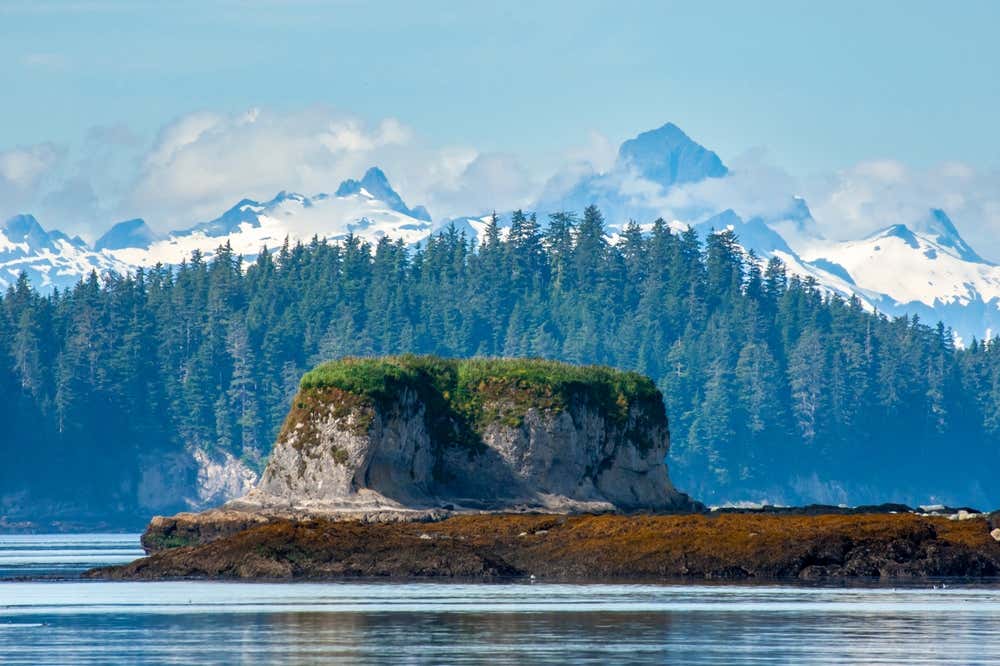 Paisagem do Parque Nacional de Tongass, no Alasca, Estados Unidos, com formações rochosas esculpidas pela erosão em meio à floresta
