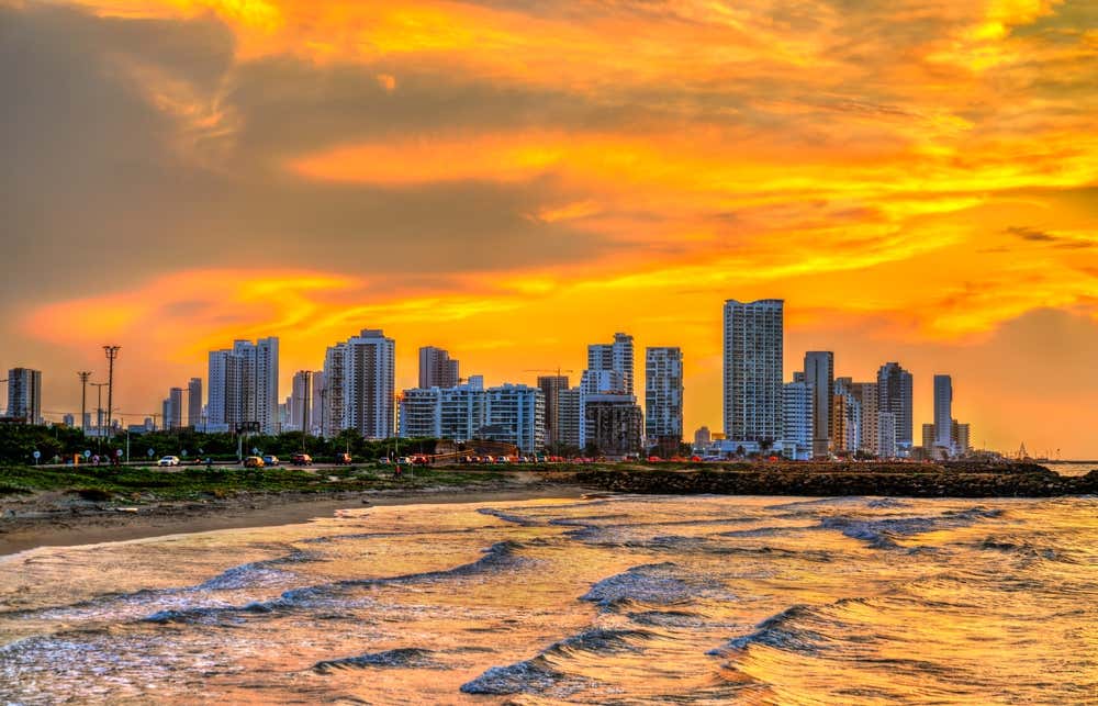 Vista panorâmica de Cartagena das Índias às margens do mar do Caribe, ao entardecer