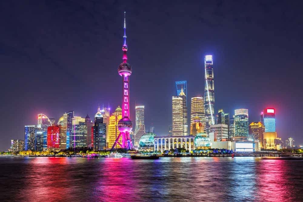 Vista noturna do horizonte de Shangai no Bund, com a Torre Pérola Oriental às margens do rio Huangpu, no distrito de Pudong, China
