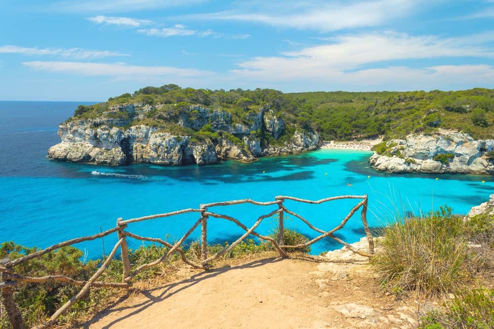 Cala Macarelleta, uma das praias mais conhecidas de Menorca, nas Ilhas Baleares, Espanha