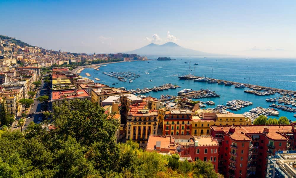 Vista panorámica de Nápoles y su puerto, con el monte Vesubio destacando al fondo, en la costa de Italia