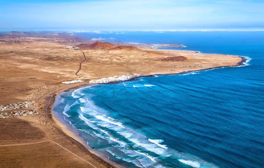 Vista panorâmica de Caleta de Famara, na ilha de Lanzarote, nas Ilhas Canárias, Espanha, observada do Mirador de El Risco de Famara
