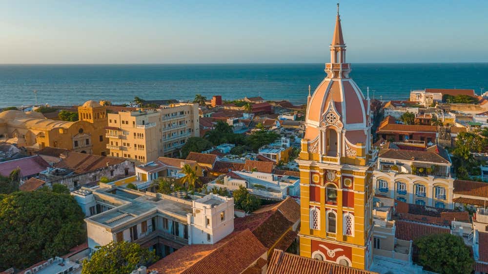 Vista aérea da Catedral de Cartagena das Índias, na Colômbia, com sua arquitetura marcante cercada pelo cenário urbano da cidade e pelo céu azul