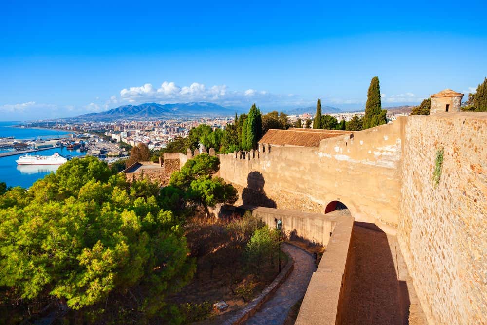 Vista da alcazaba de Málaga em uma tarde ensolarada