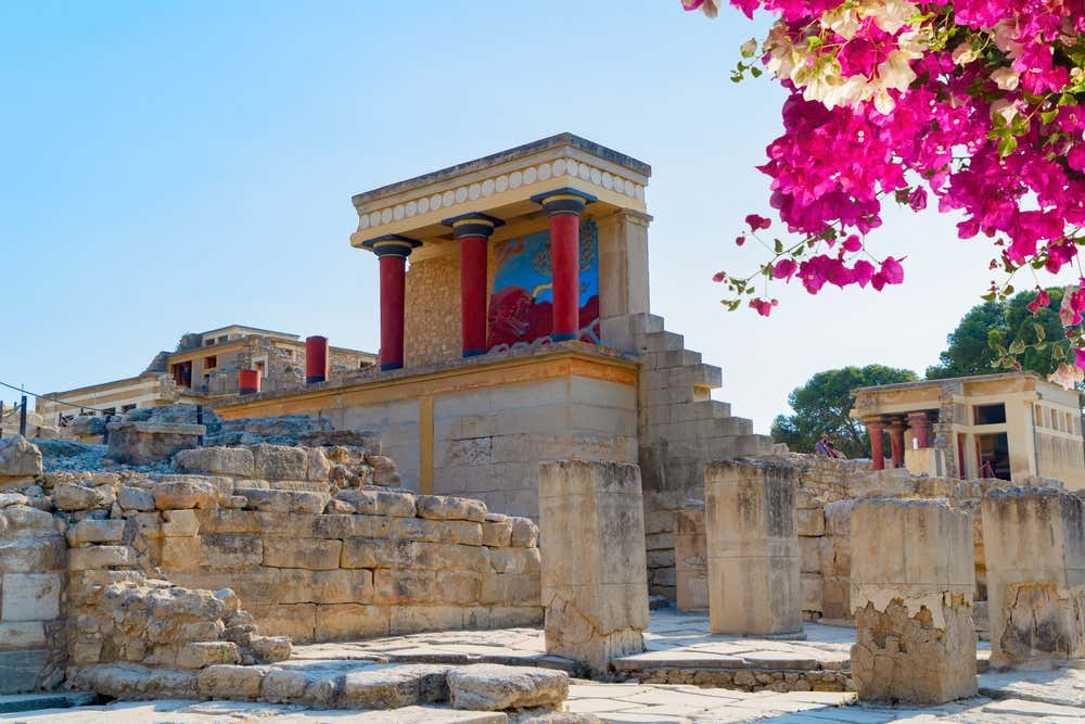 Detalhe das ruínas do famoso Palácio de Knossos, em Creta, Grécia, em um dia ensolarado