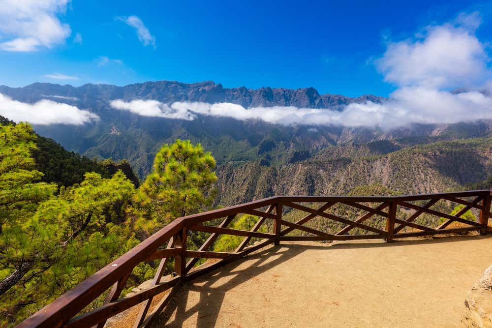 Vista da Caldera de Taburiente com sua paisagem montanhosa de origem vulcânica