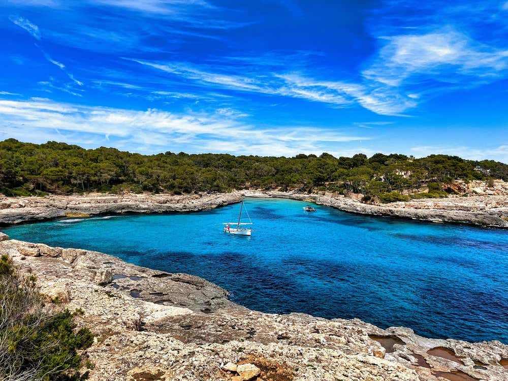 Cala Mondragó, em Mallorca, nas Ilhas Baleares, Espanha, conhecida por suas águas cristalinas e paisagem natural preservada